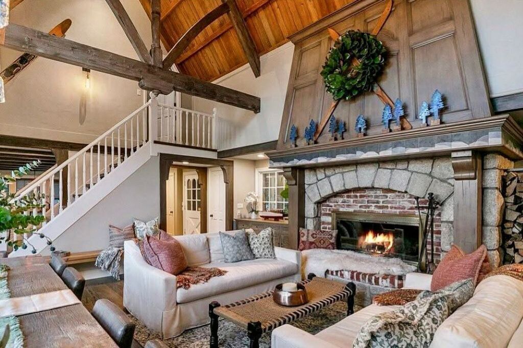 Photo of Livingroom in Lake Arrowhead