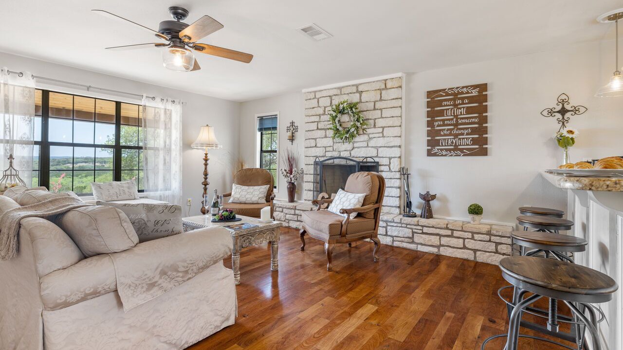 Photo of Livingroom in Round Mountain