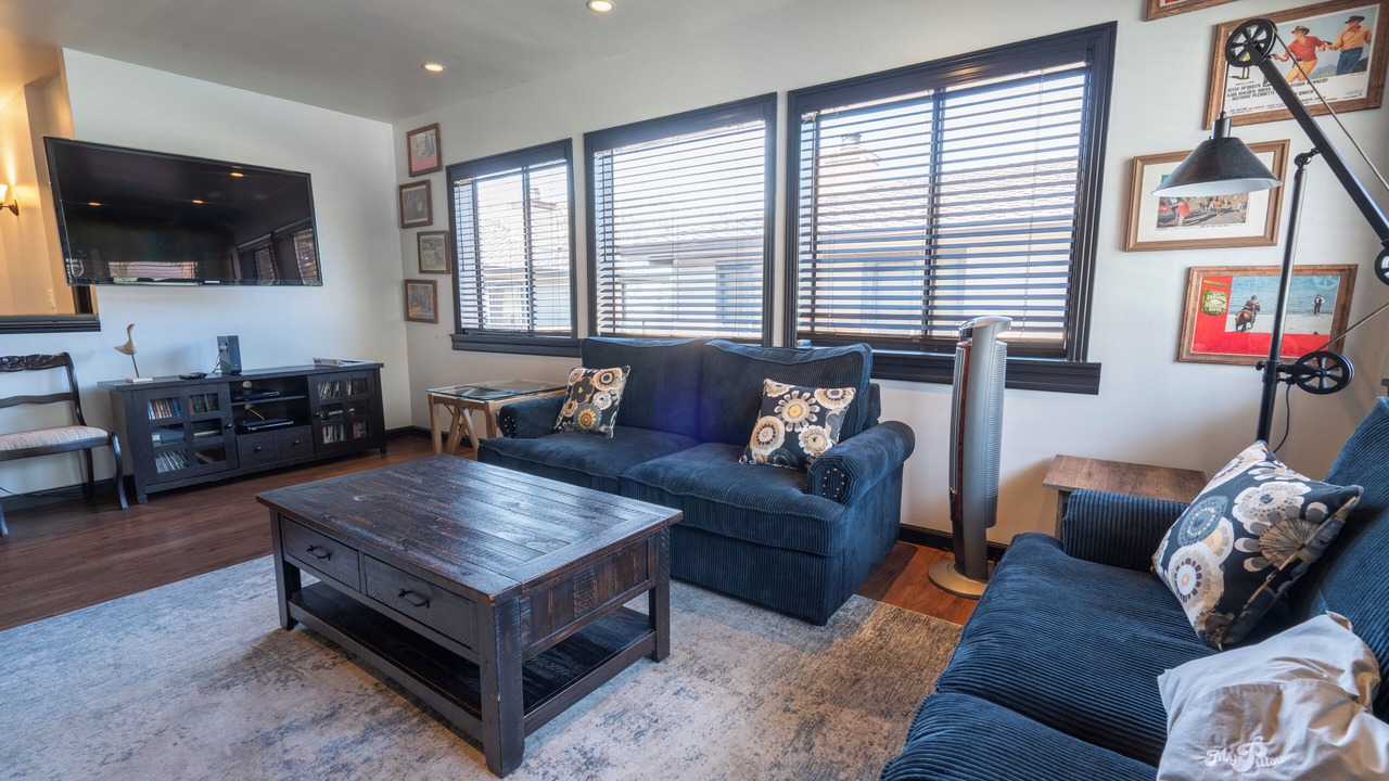 Photo of Livingroom in June Lake