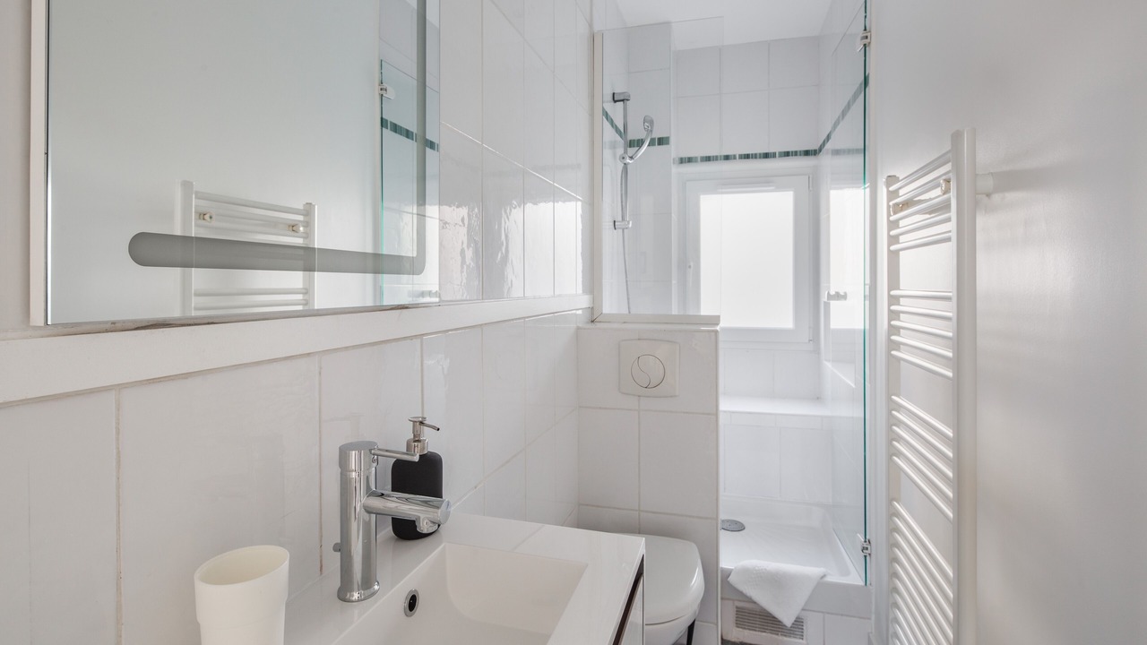 Photo of Bathroom in Graslin - Commerce
