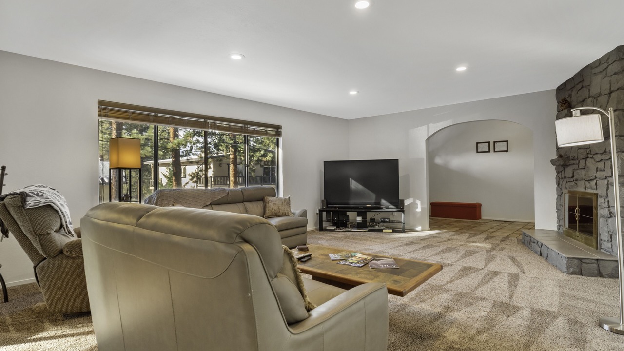 Photo of Livingroom in Round Hill Village
