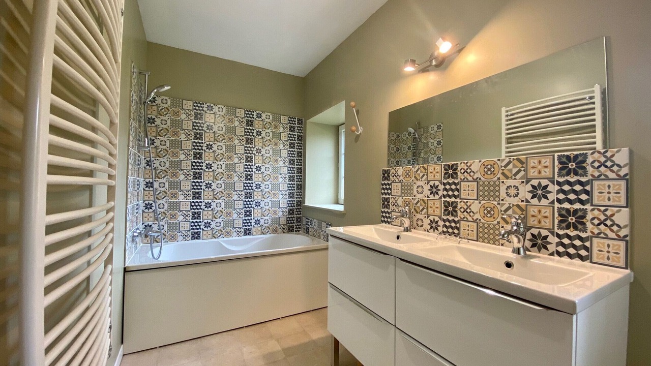 Photo of Bathroom in Javaugues