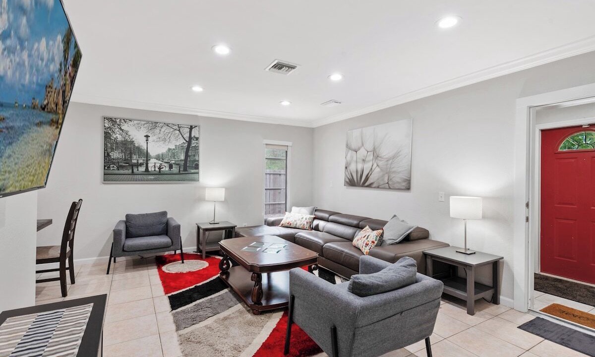 Photo of Livingroom in River Oaks