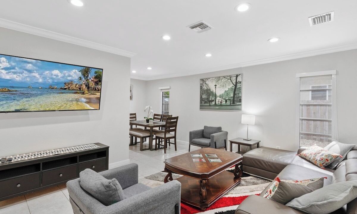 Photo of Livingroom in River Oaks