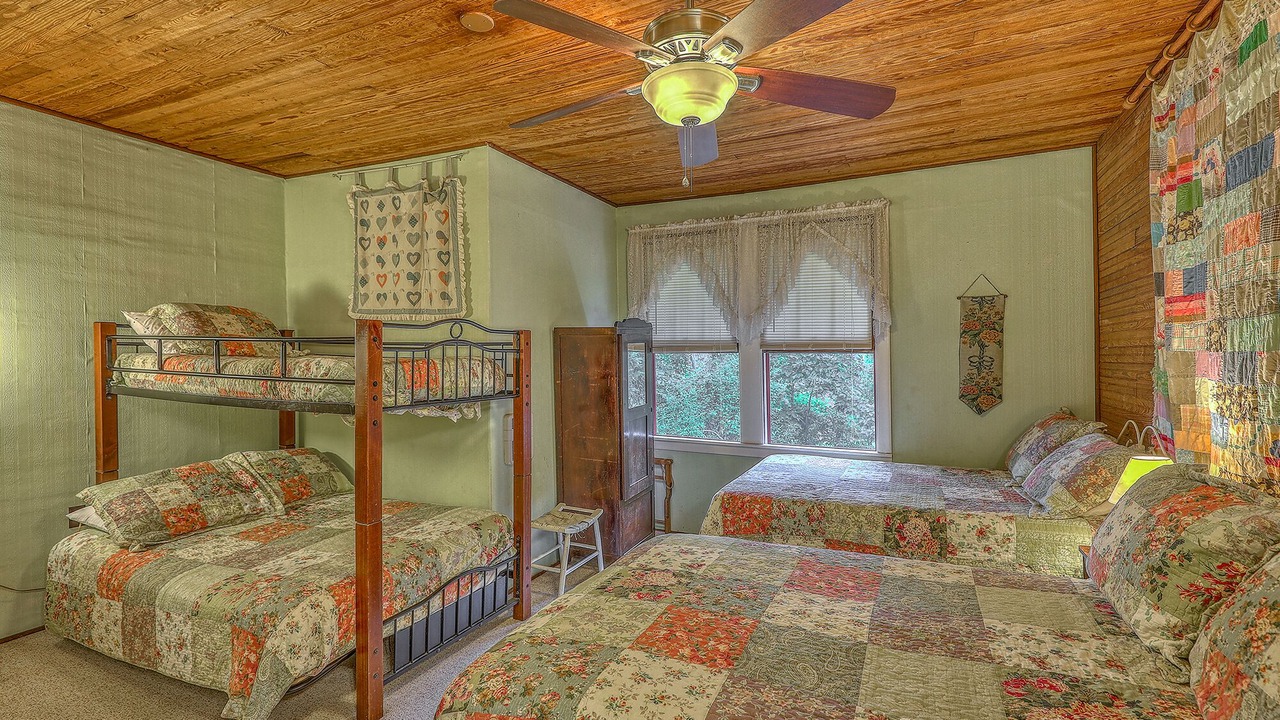 Photo of Bedroom in Lake Junaluska