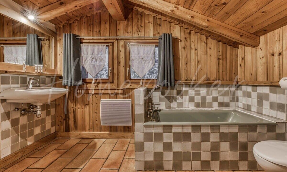 Photo of Bathroom in Demi-Quartier