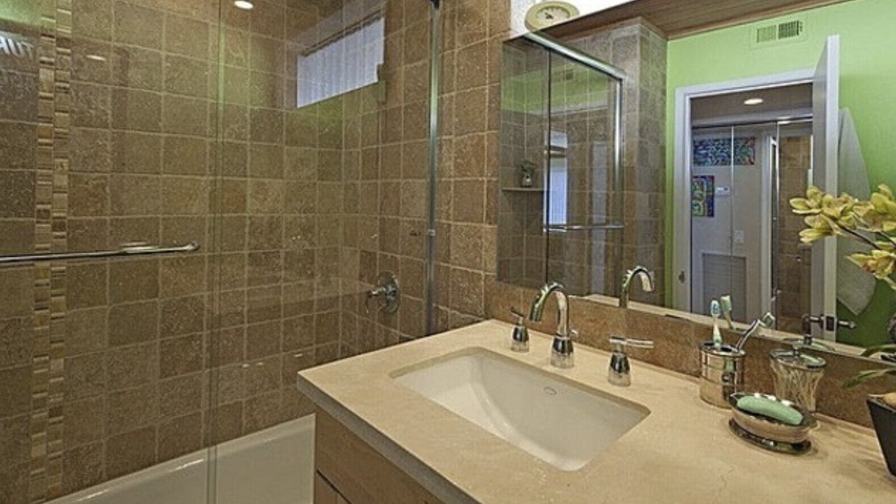 Photo of Bathroom in Canyon Corridor