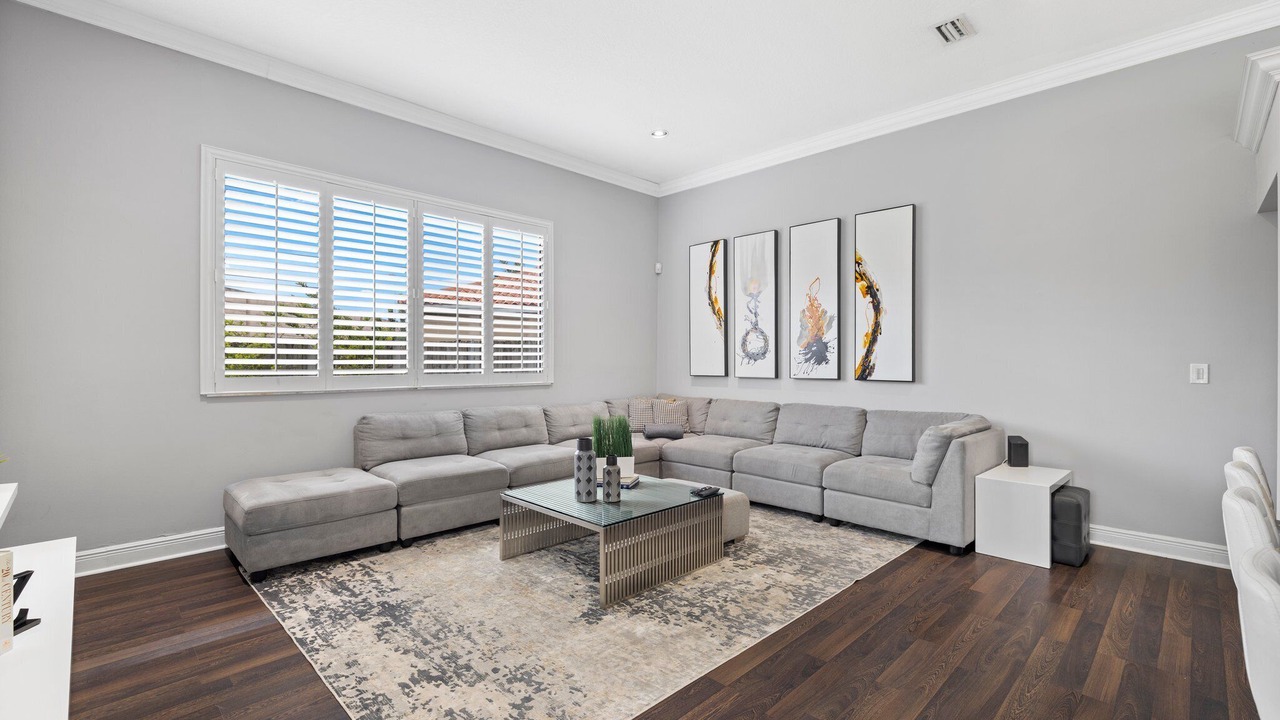 Photo of Livingroom in Ludlam