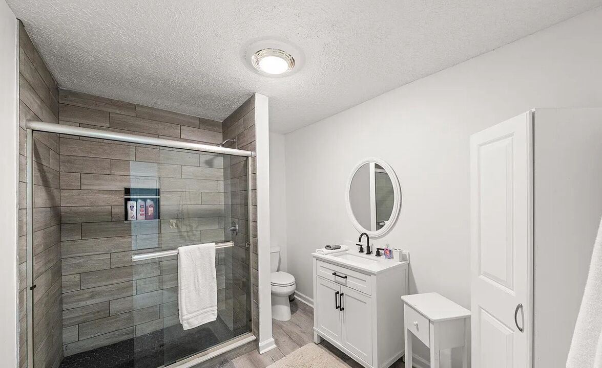 Photo of Bathroom in Flat Hollow Marina