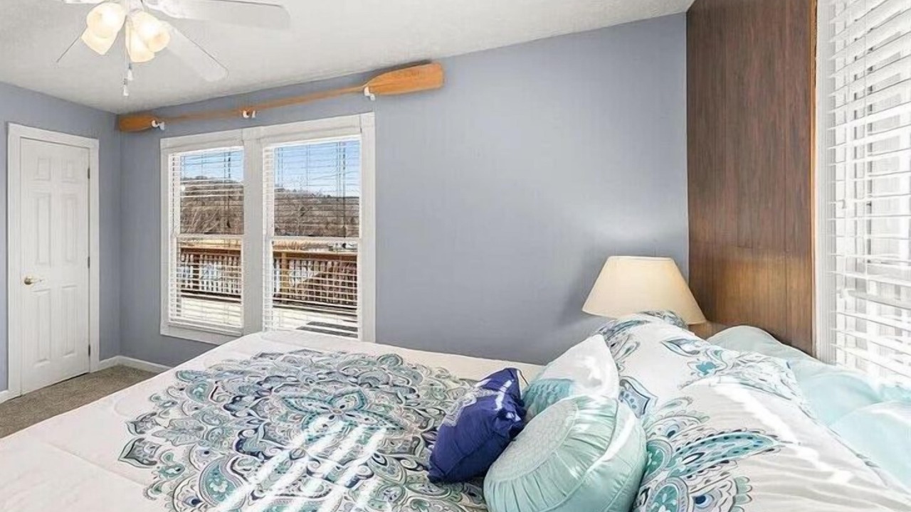 Photo of Bedroom in Flat Hollow Marina