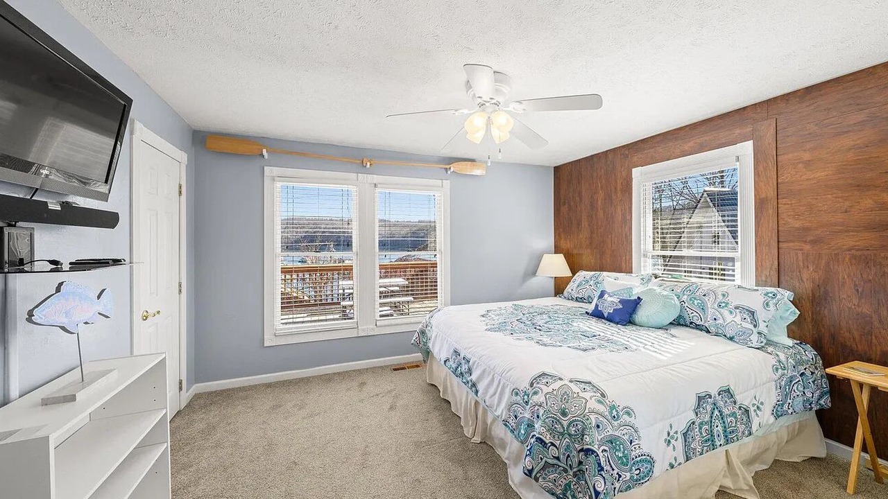 Photo of Bedroom in Flat Hollow Marina