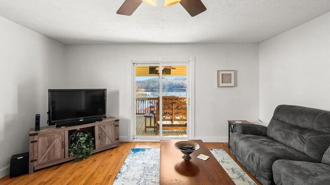 Photo of Livingroom in Flat Hollow Marina