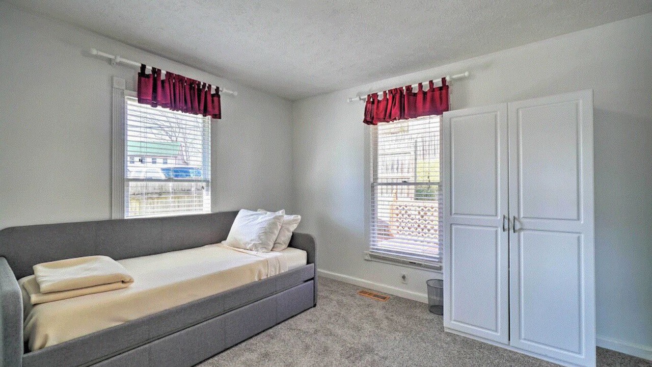 Photo of Bedroom in Flat Hollow Marina