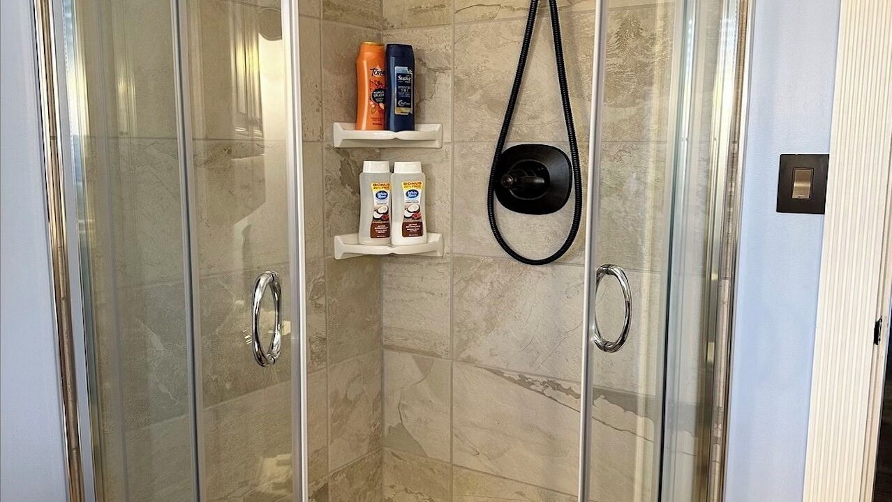 Photo of Bathroom in Flat Hollow Marina