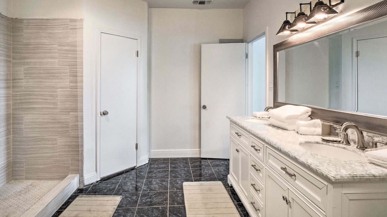Photo of Bathroom in Garfield
