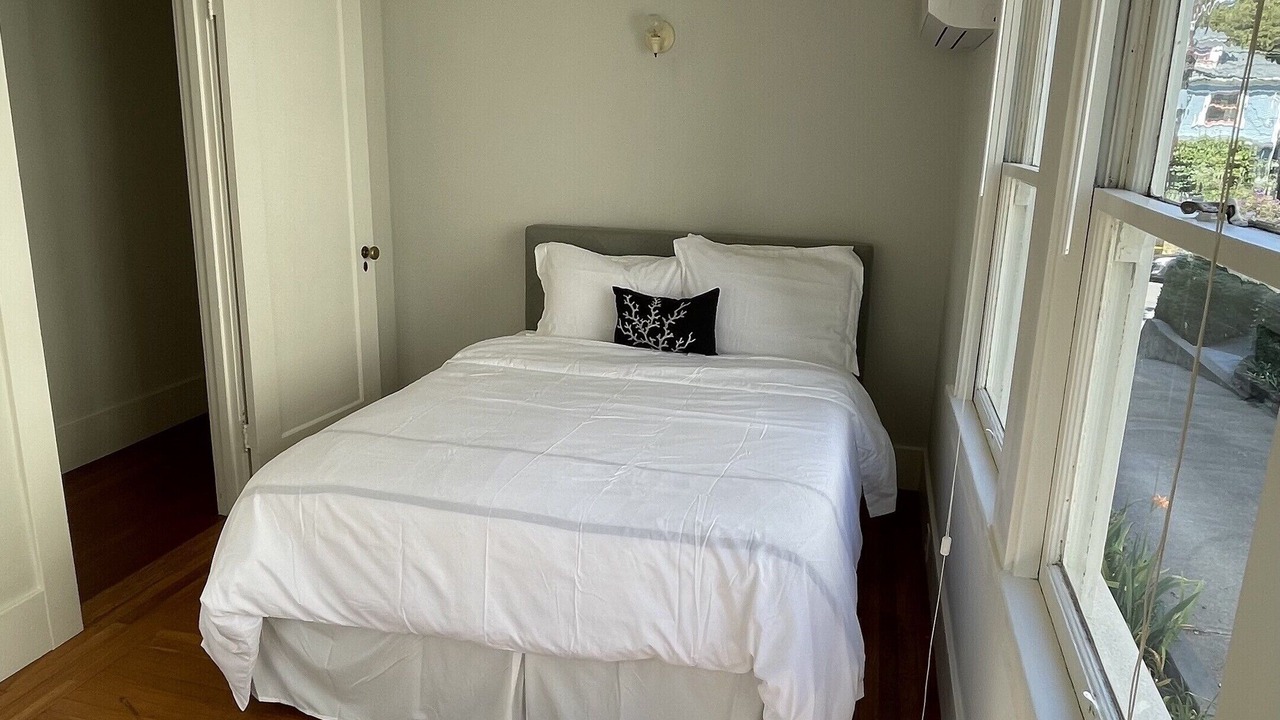 Photo of Bedroom in Oakland
