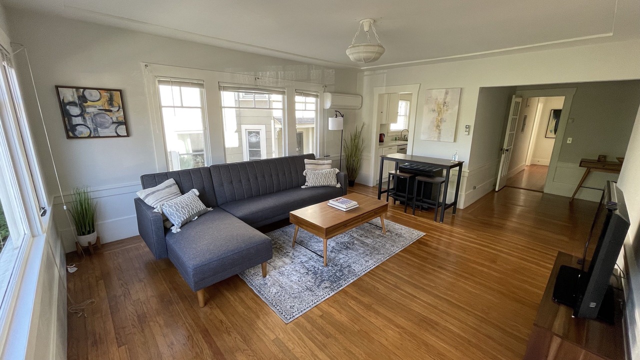 Photo of Livingroom in Oakland