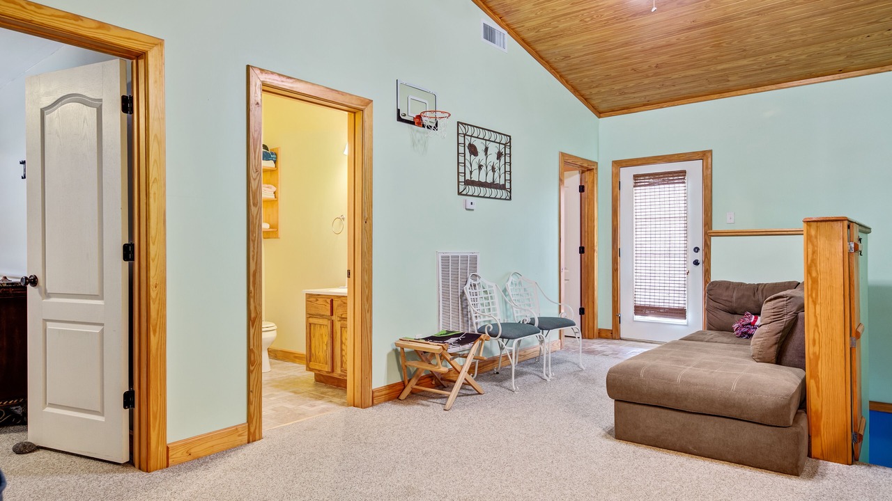 Photo of Livingroom in Cypremort Point