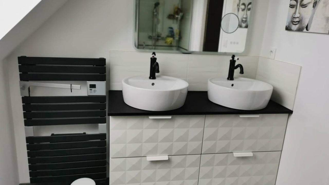 Photo of Bathroom in Petiville