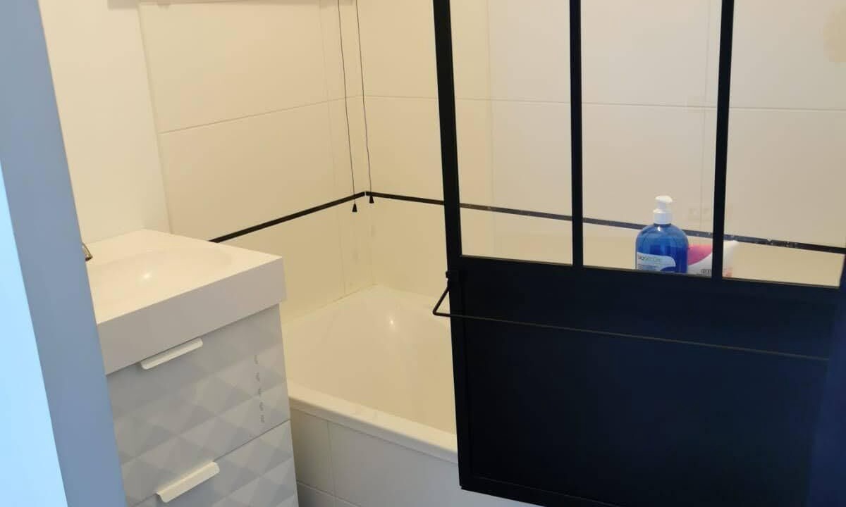 Photo of Bathroom in Petiville