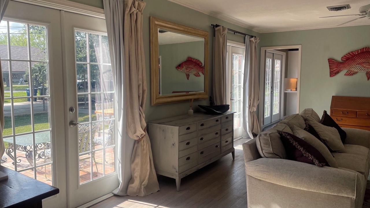 Photo of Livingroom in Bay Area