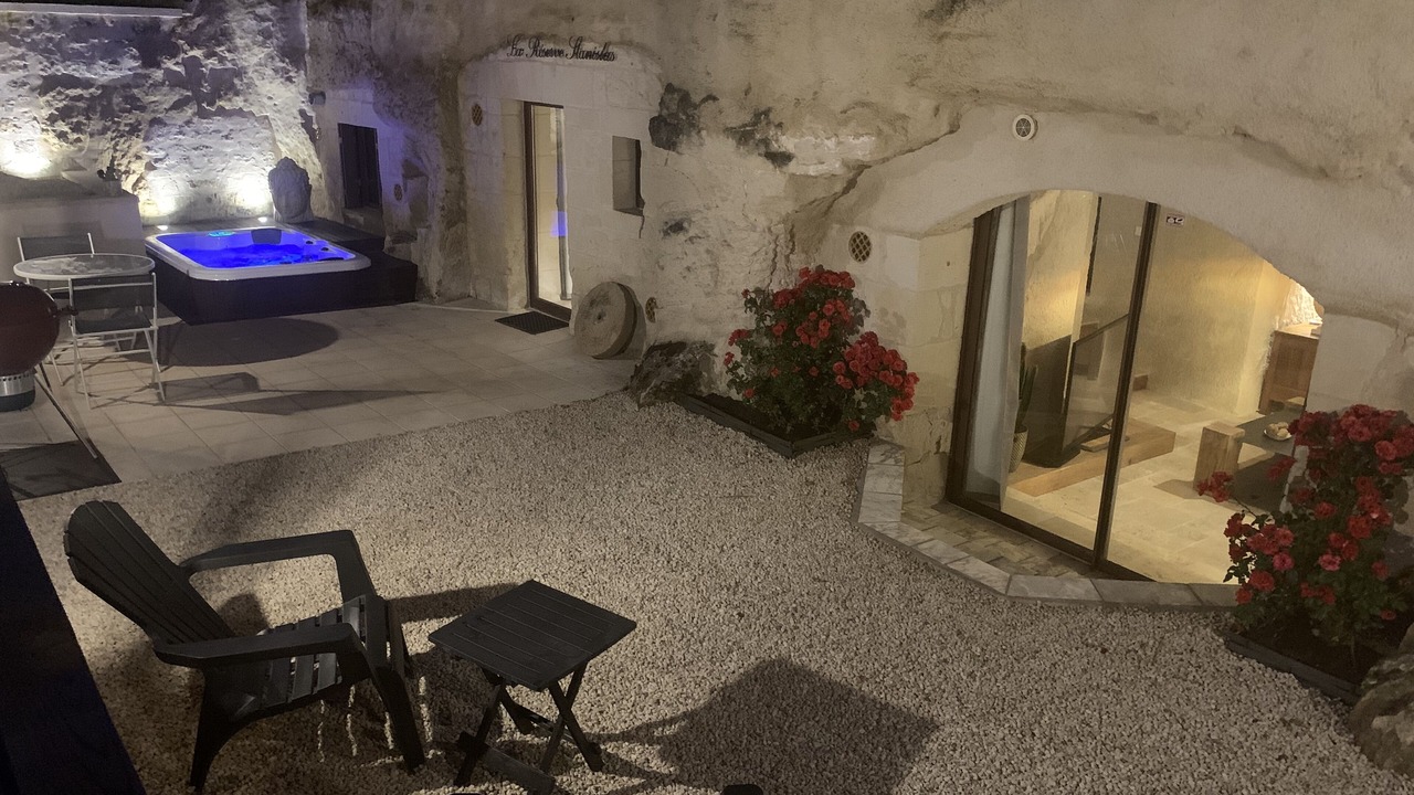 Photo of Patio Balcony in Cravant-les-Coteaux