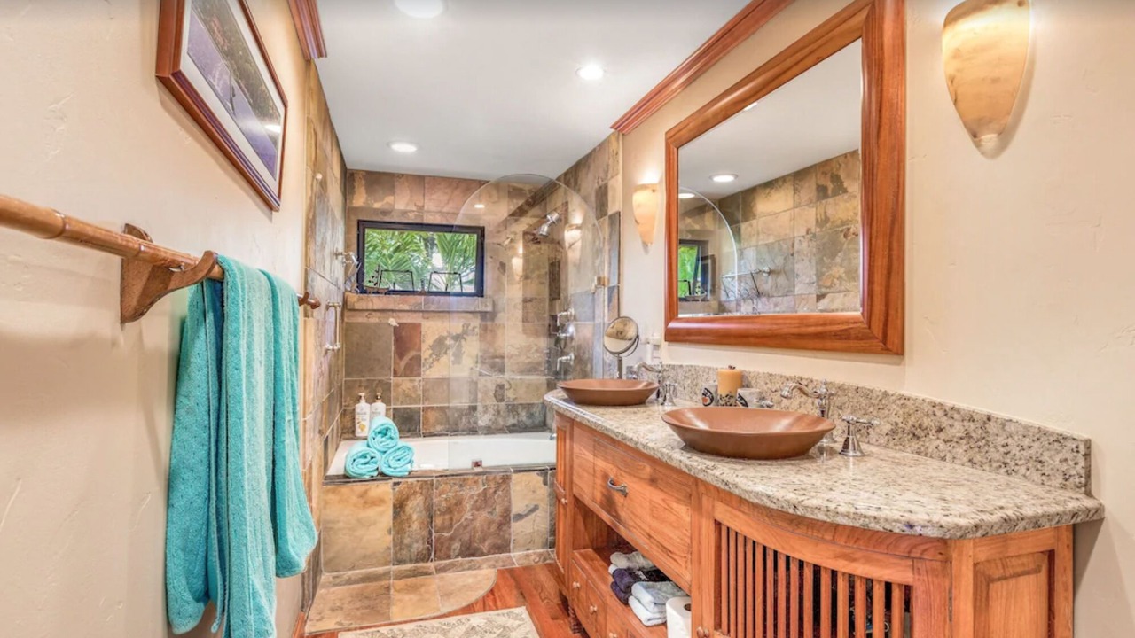 Photo of Bathroom in Downtown Lahaina