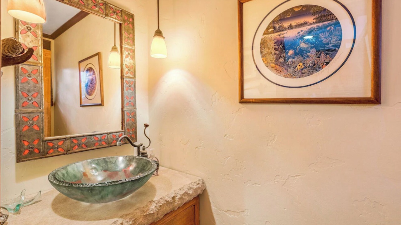 Photo of Bathroom in Downtown Lahaina