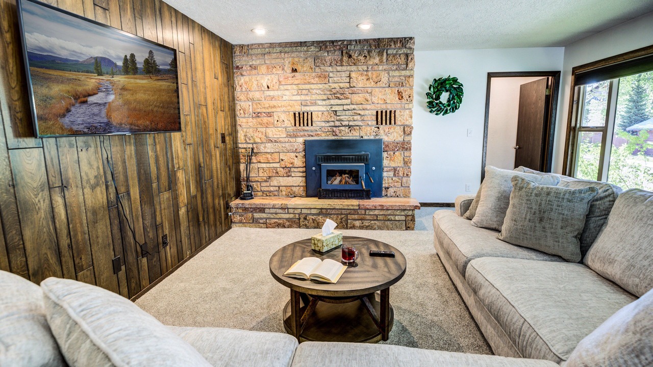Photo of Livingroom in West Yellowstone