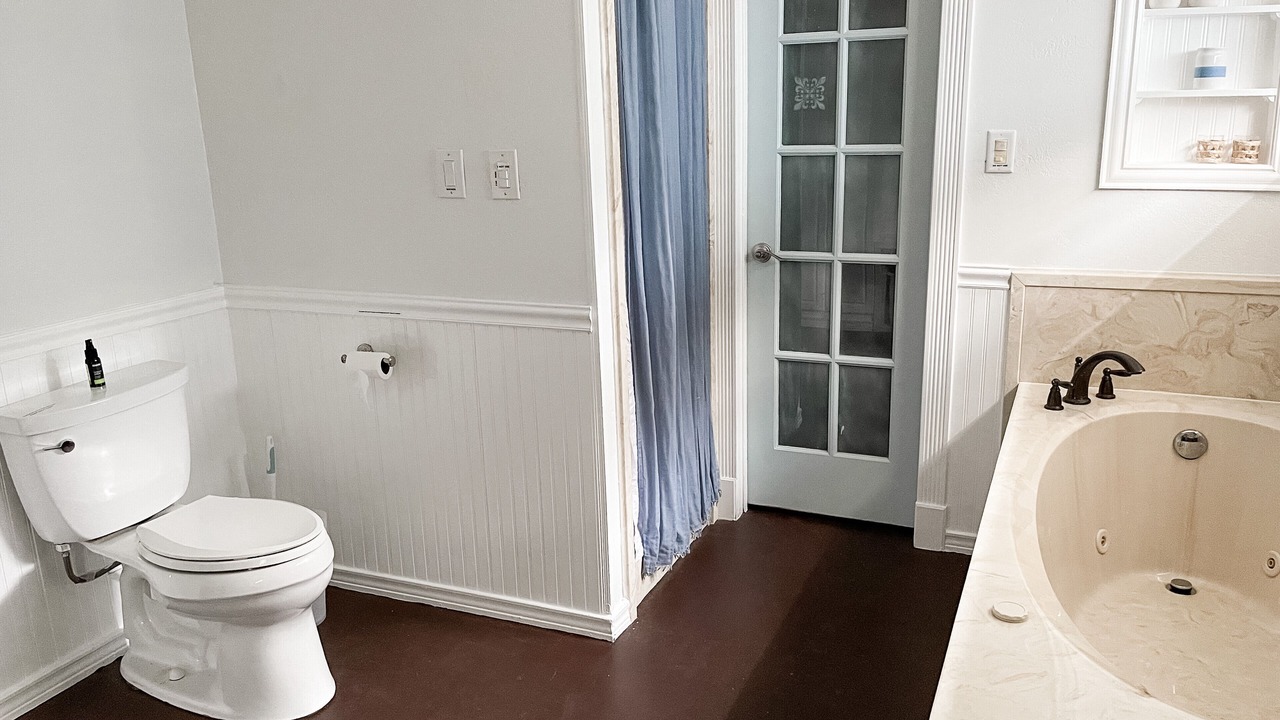 Photo of Bathroom in Leon Junction