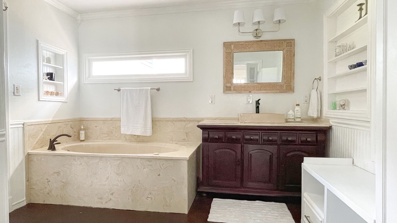 Photo of Bathroom in Leon Junction