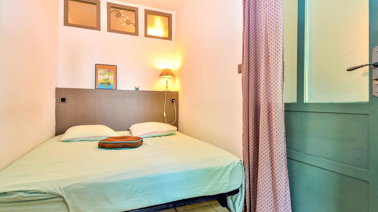 Photo of Others in Violes