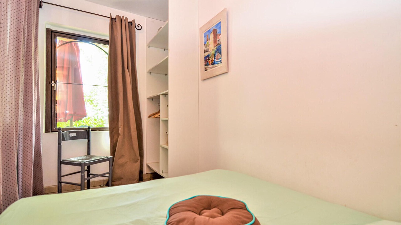 Photo of Others in Violes