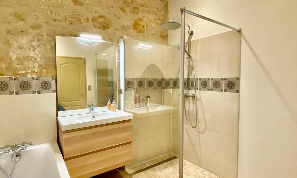 Photo of Bathroom in Le Change