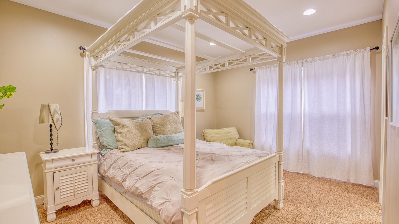 Photo of Bedroom in Flat Hollow Marina