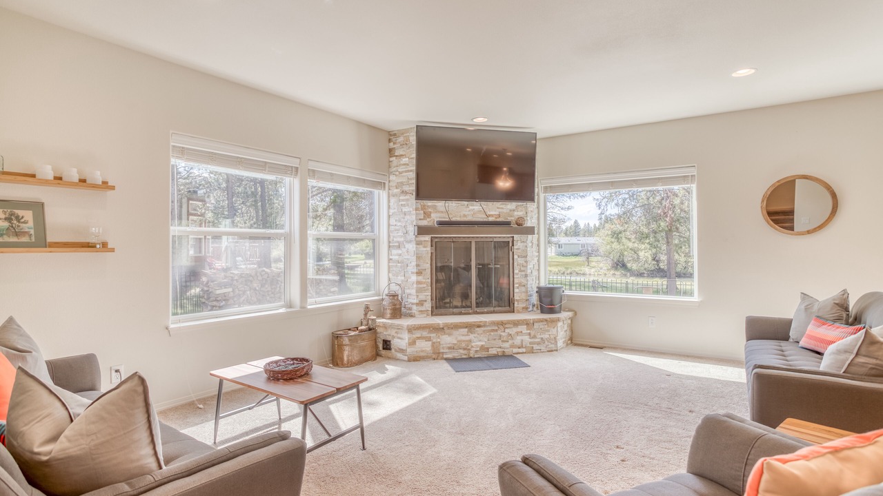 Photo of Livingroom in Oregon Water Wonderland