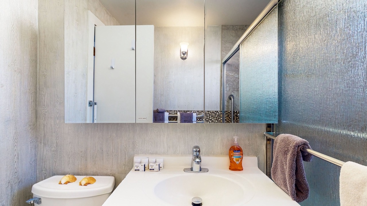 Photo of Bathroom in Coos Bay