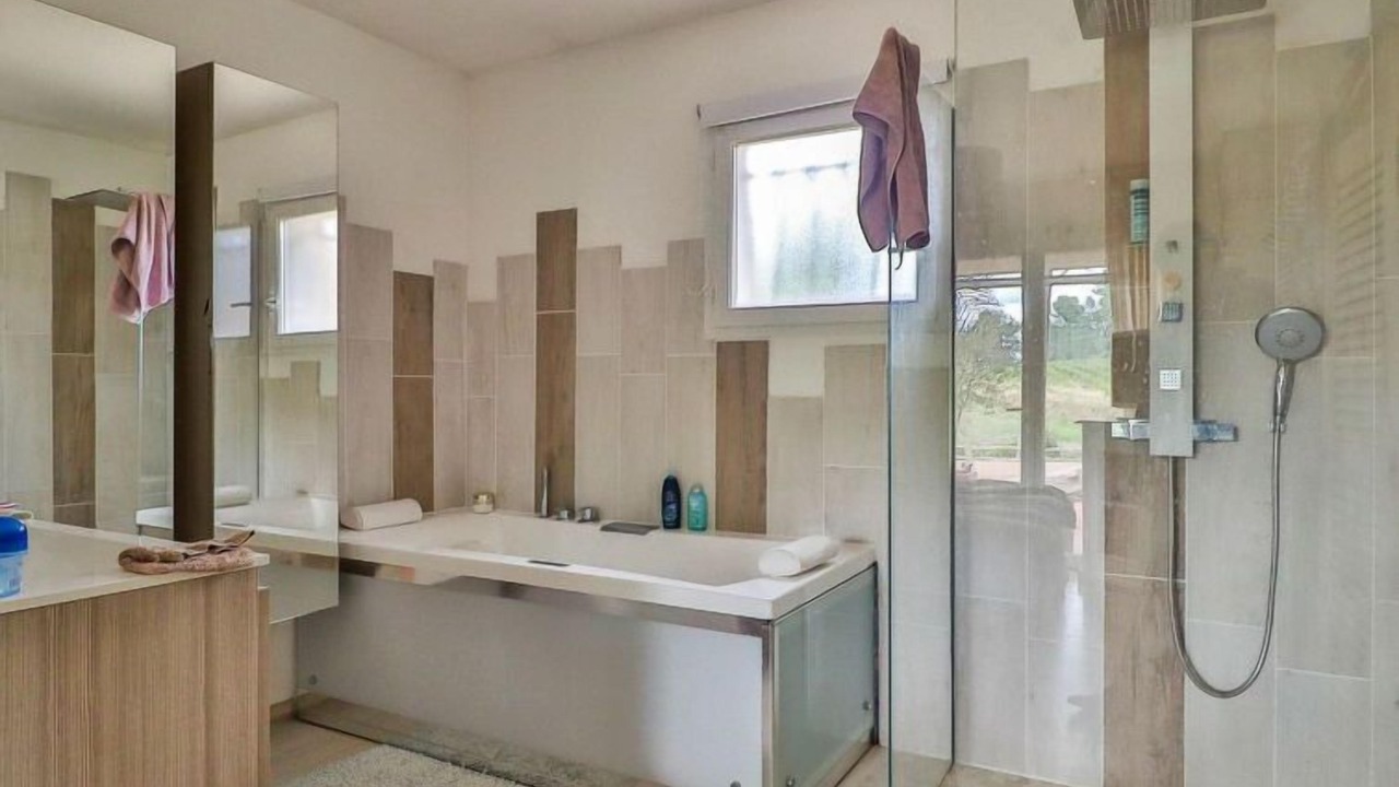 Photo of Bathroom in Thezan-les-Beziers
