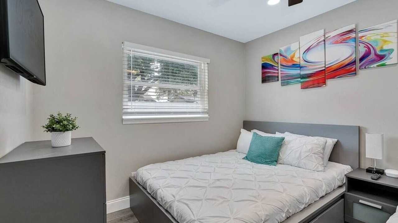 Photo of Bedroom in Town N County Park