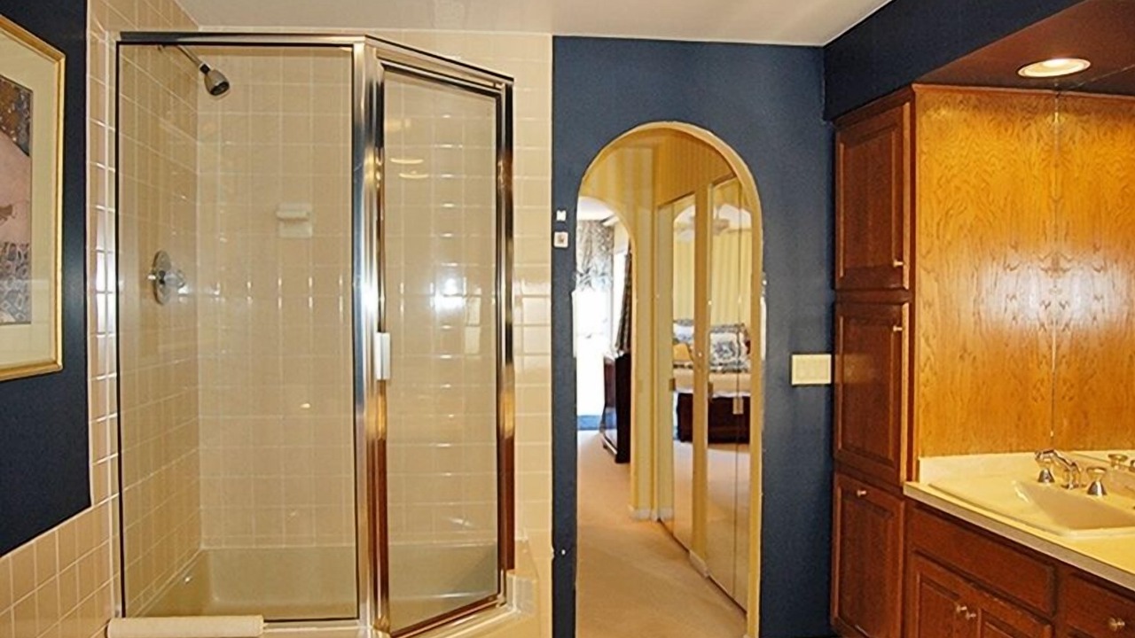 Photo of Bathroom in Deep Hole