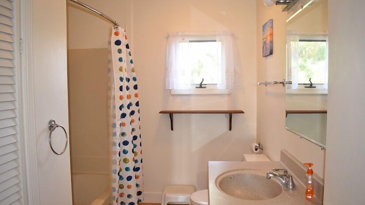Photo of Bathroom in Deep Hole