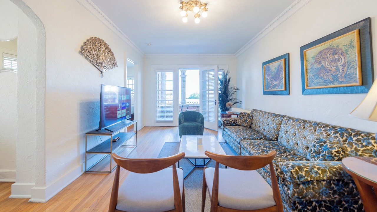 Photo of Livingroom in West Plaza
