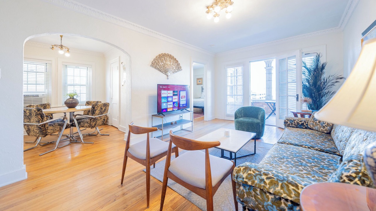 Photo of Livingroom in West Plaza
