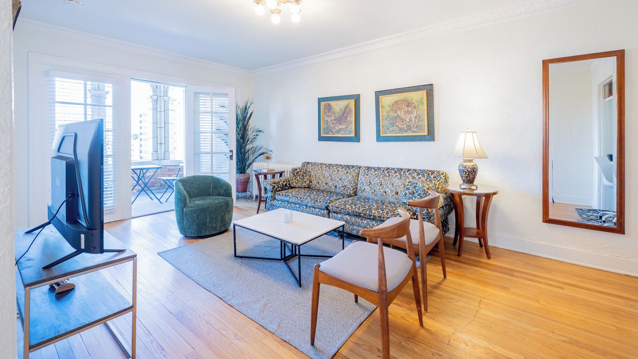 Photo of Livingroom in West Plaza