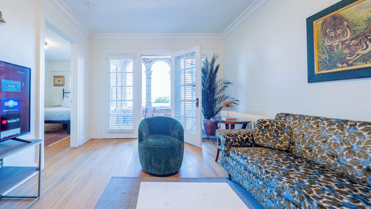 Photo of Livingroom in West Plaza