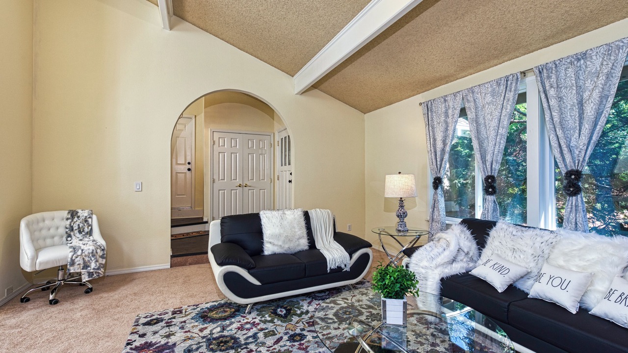 Photo of Livingroom in Cougar Mountain
