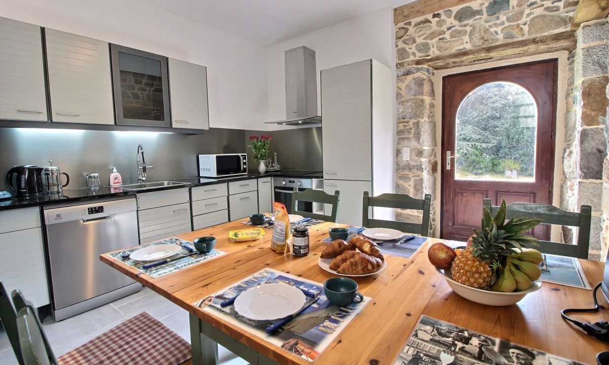 Photo of Kitchen in Plougrescant