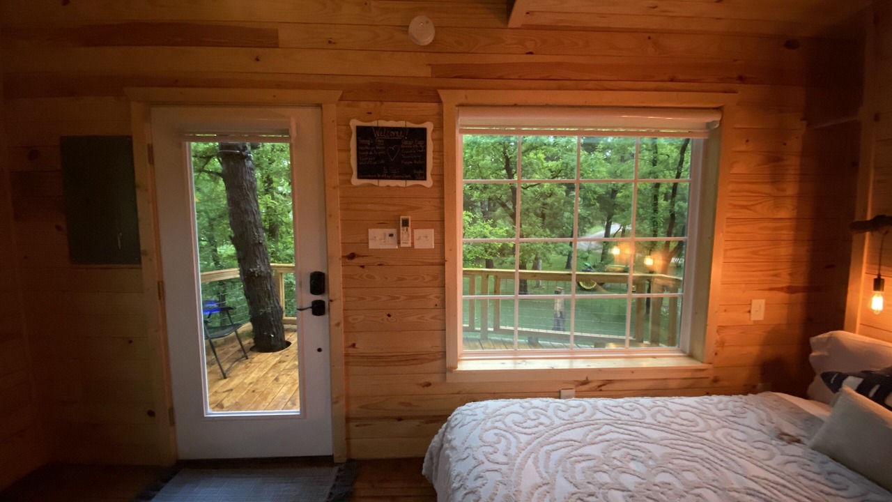 Photo of Bedroom in Lacy-Lakeview