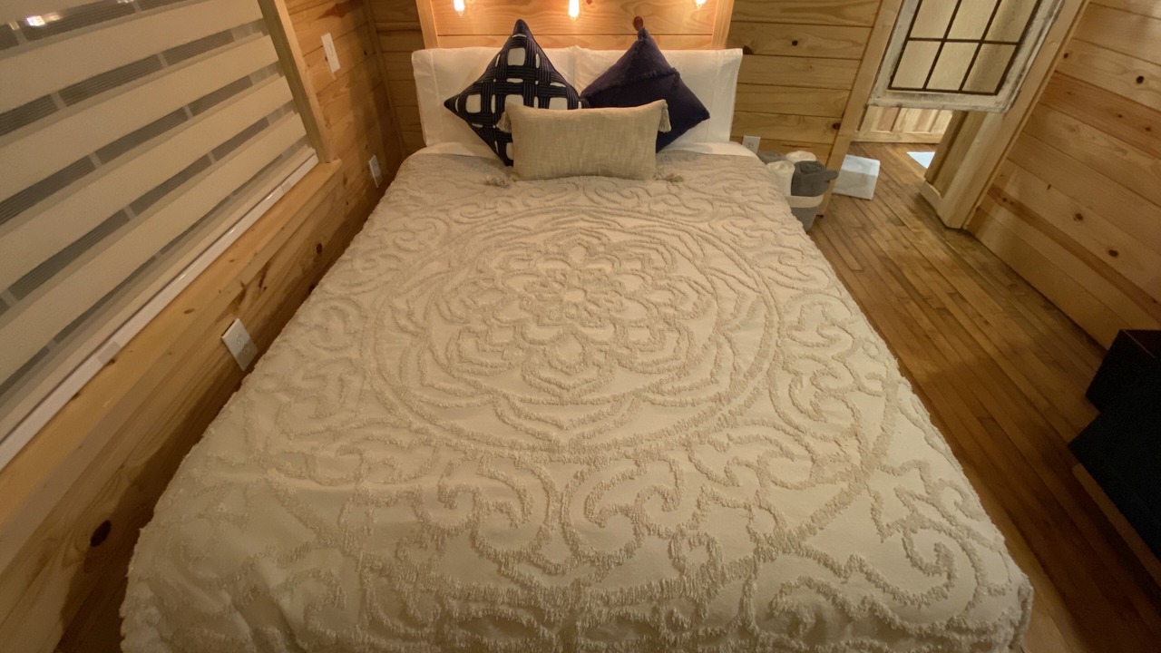 Photo of Bedroom in Lacy-Lakeview