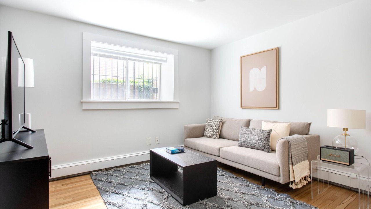 Photo of Livingroom in Cleveland Circle